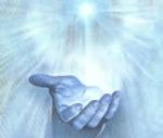 mano recibiendo luz del cielo